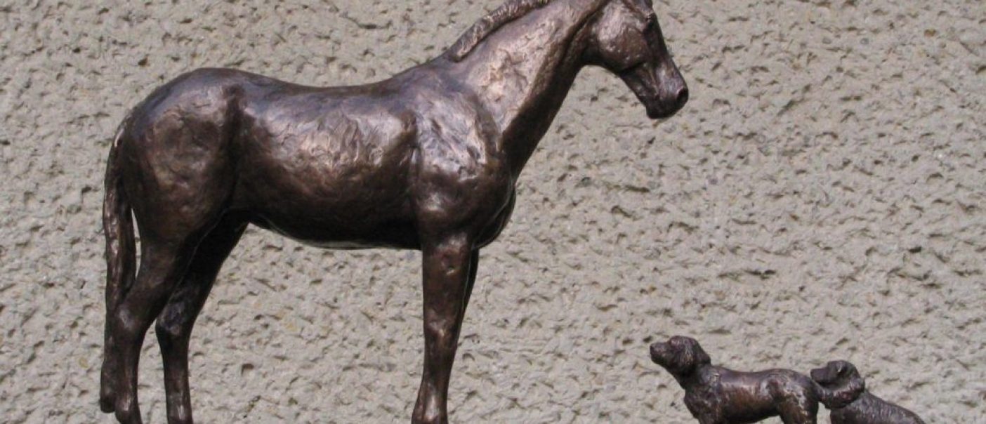 Paard met twee hondjes, ca 45 cm hoog